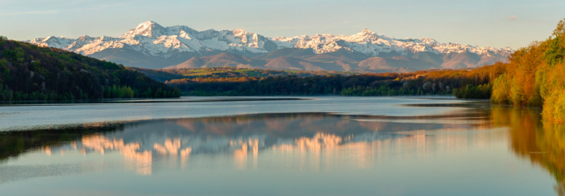 Reflet de la chaîne des Pyrénées Reflet de la chaîne des Pyrénées