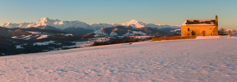 Chaîne des Pyrénées depuis la chapelle de Roumé Chaîne des Pyrénées depuis la chapelle de Roumé