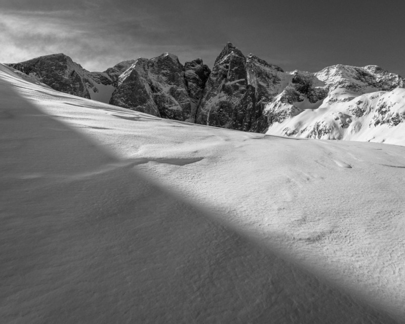 Face nord du Vignemale émergeant de la neige Face nord du Vignemale émergeant de la neige